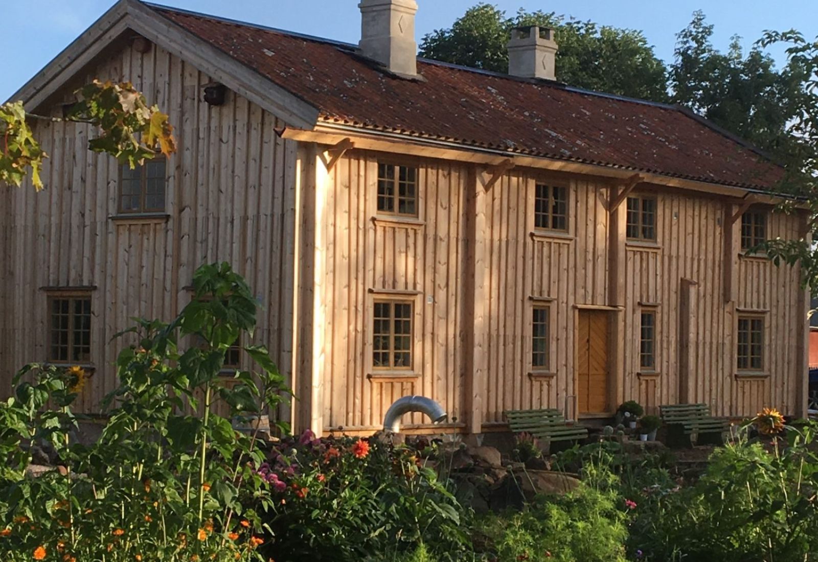 Hus på en tomt som har ett bioreningsverk för enskilt avlopp.